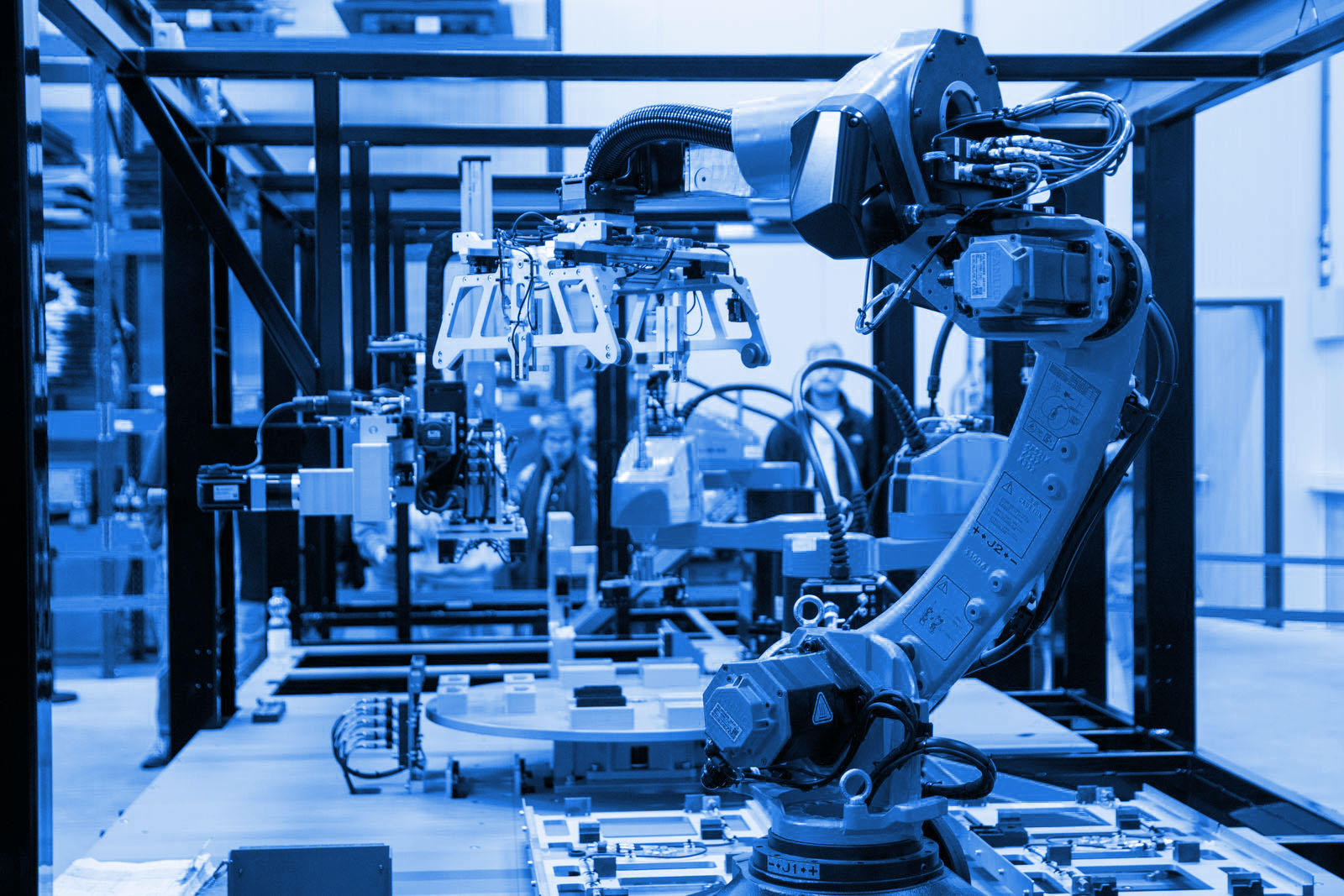 Braço robótico em automação industrial
