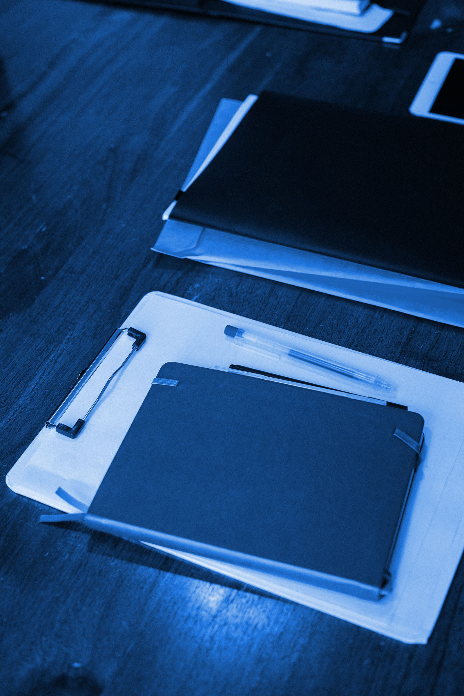 Documentos e laudo técnico organizados sobre a mesa