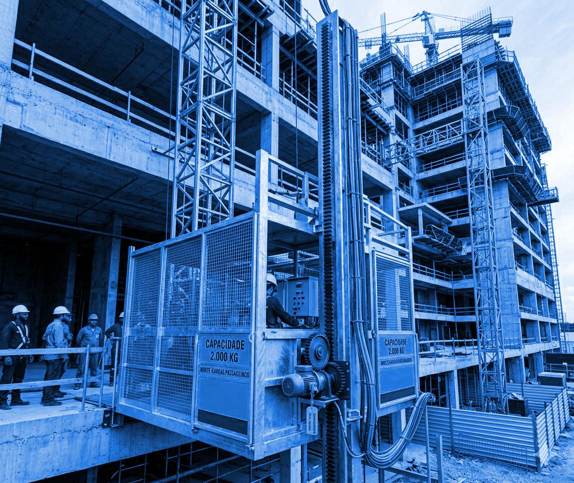 Elevador de cremalheira instalado em obra de construção