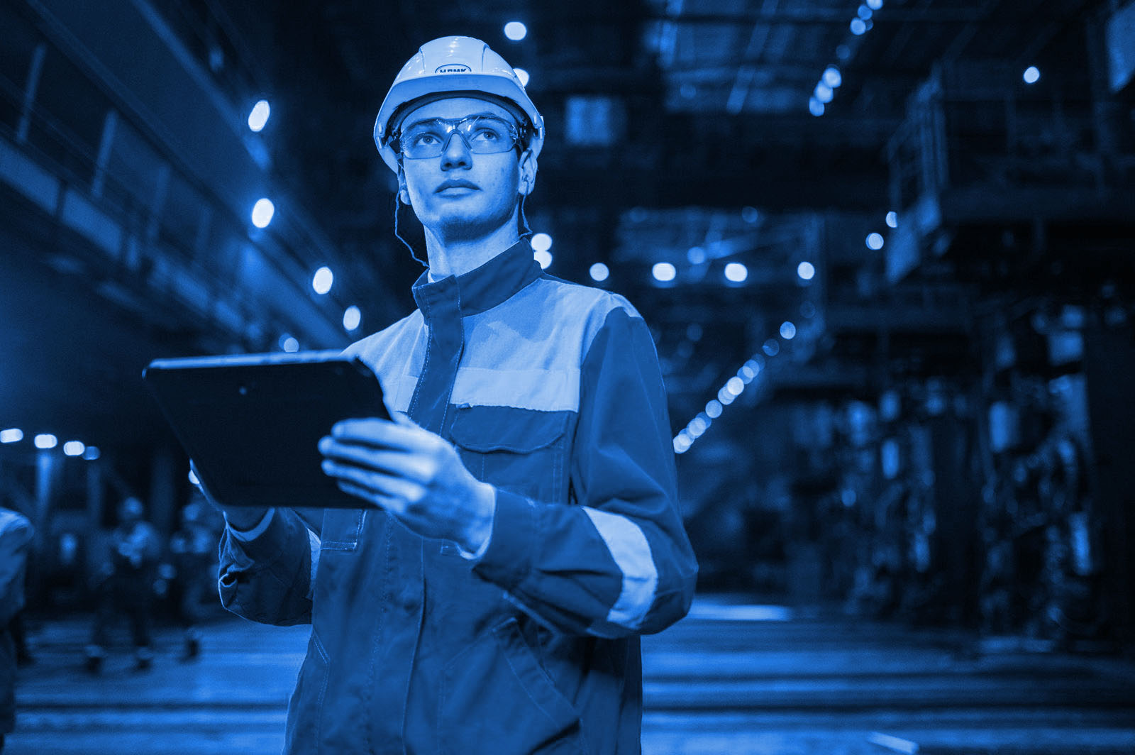 Engenheiro mecânico avaliando laudos técnicos