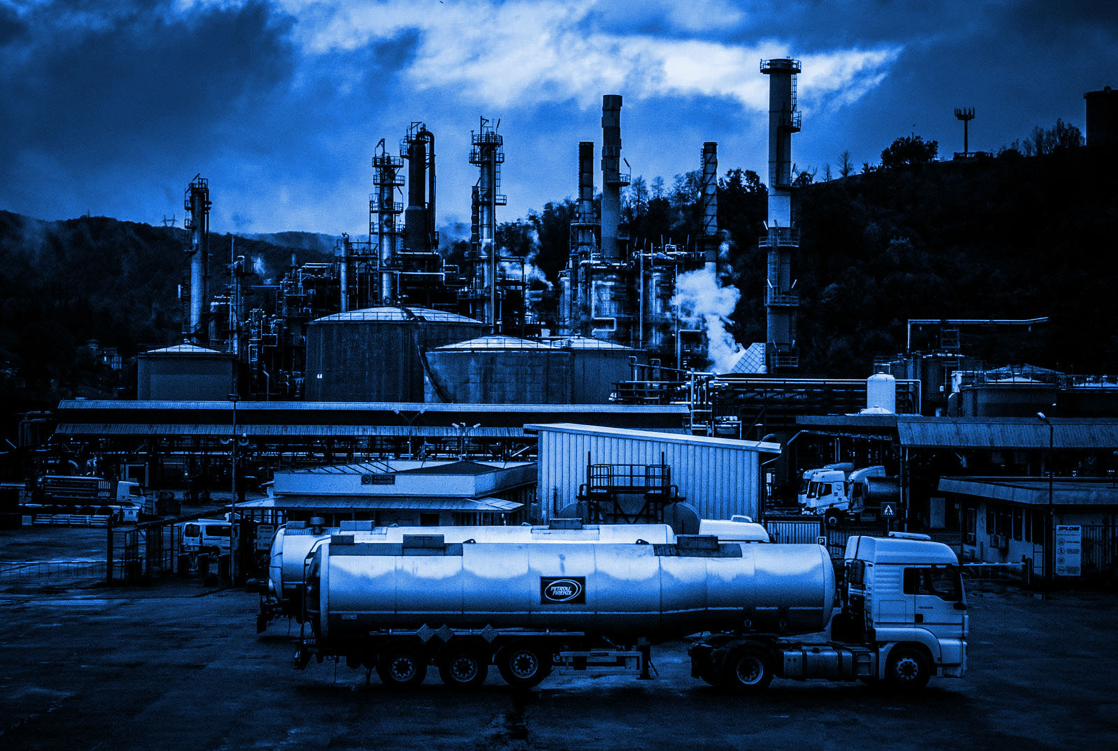 Rede de gás industrial com tubulações e registros