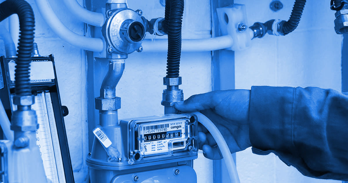 Engenheiro realizando teste de estanqueidade em rede de gás com manômetro