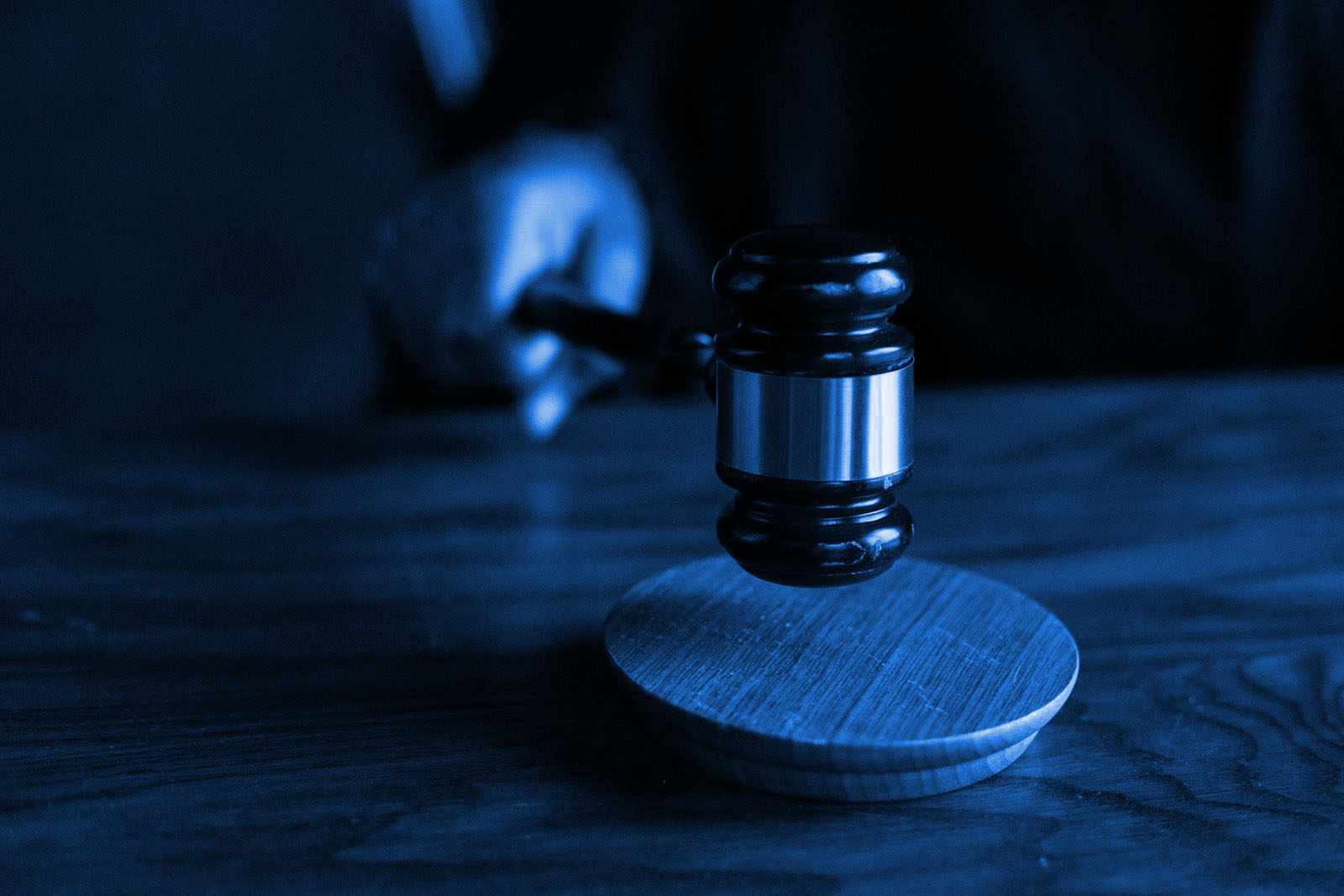 Martelo de juiz representando risco legal