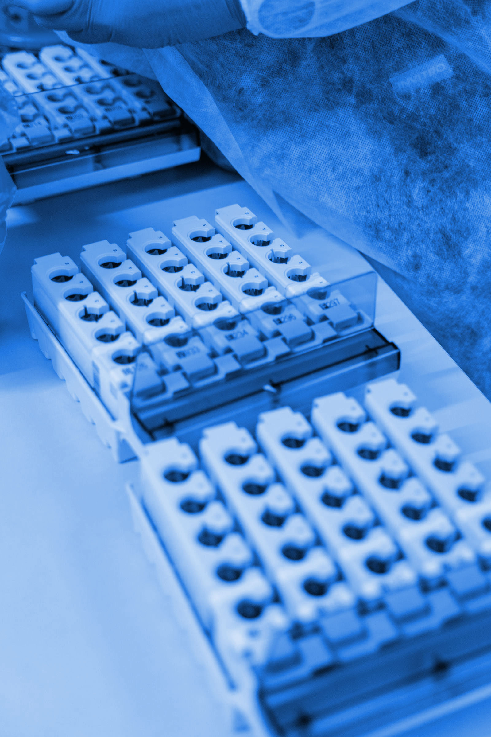Engenheiro inspecionando equipamento em planta química e farmacêutica