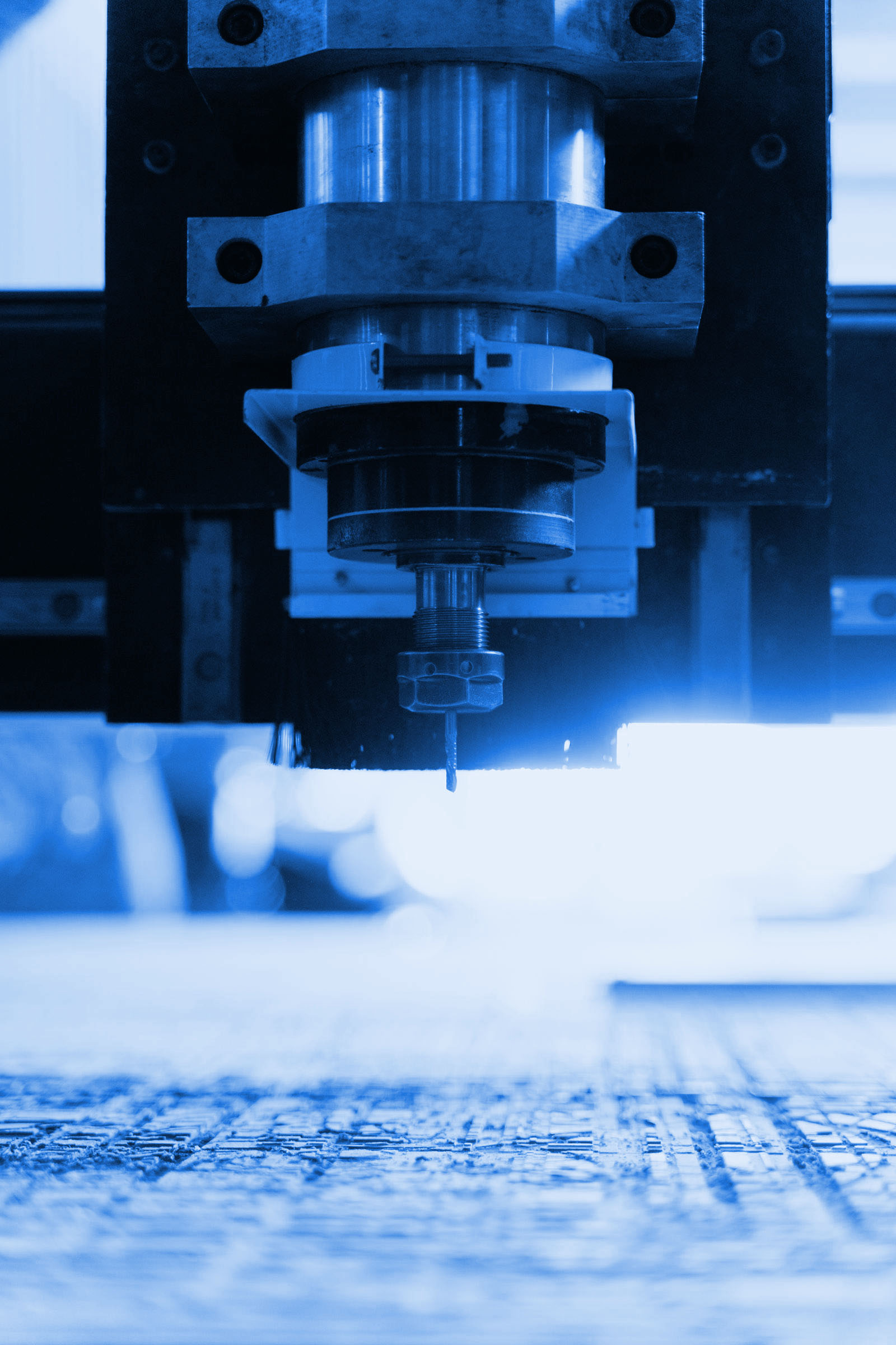 Máquina CNC industrial em operação de precisão