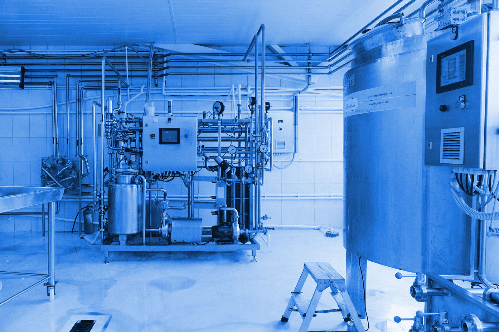 Máquina industrial em operação em fábrica