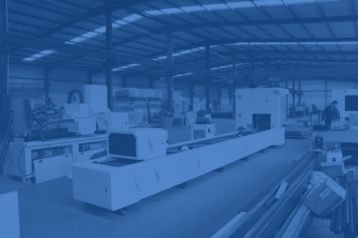 Máquinas industriais em fábrica moderna