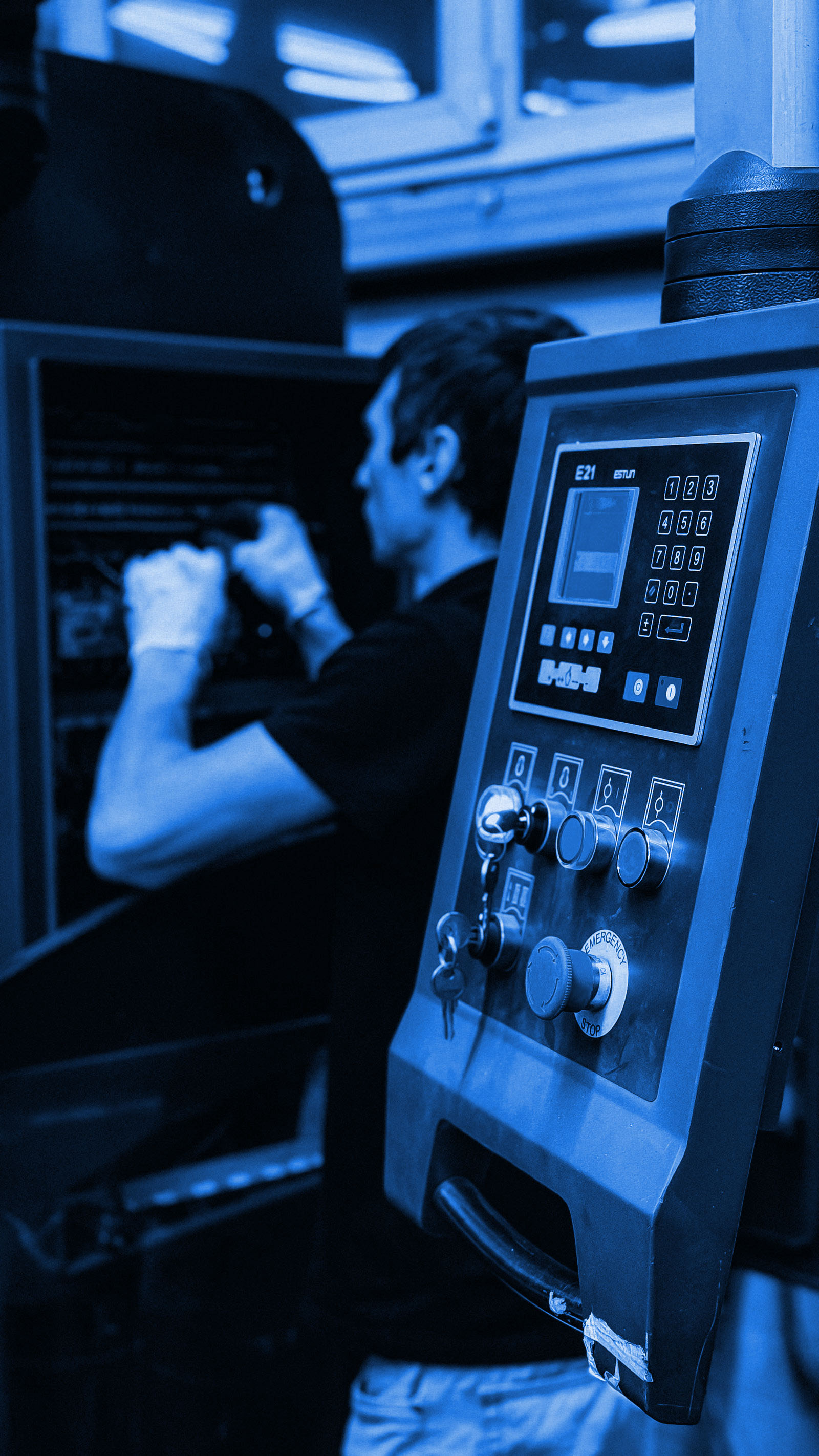 Técnico operando painel de controle industrial