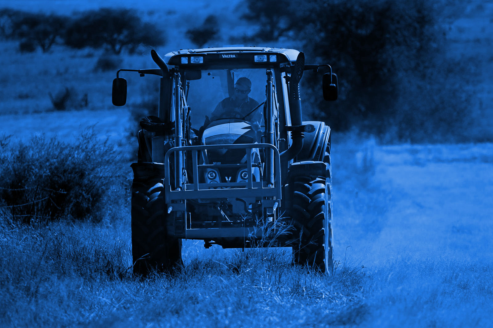 Trator em equipamento agrícola no campo