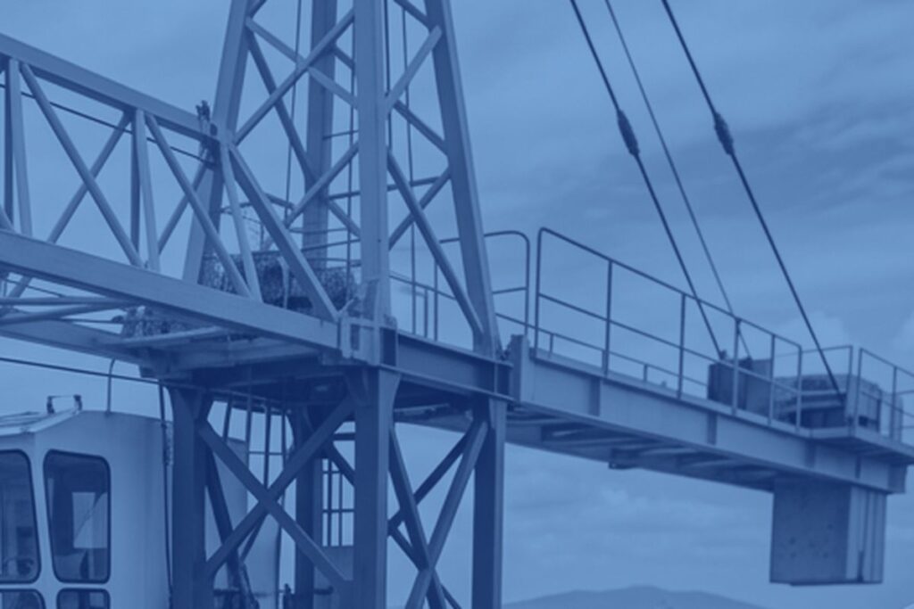Estrutura de grua em canteiro de obras