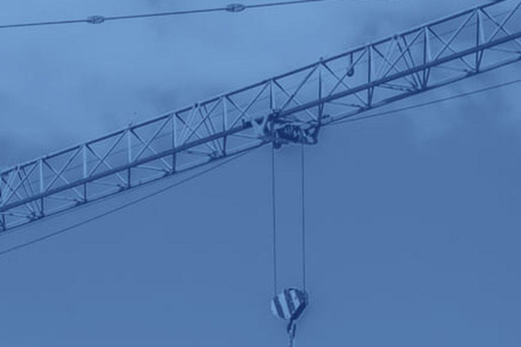 Gancho e cabo de aço de grua em içamento